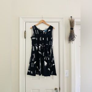 Simply Vera Abstract Black and White Sleeveless Dress with Pockets